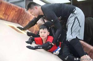 8次CBA得主成老板！与父亲成名于野球场，烟酒不离身却是顶尖球员