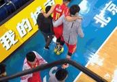 深圳球员沈梓捷第四节痛苦倒地后被队友搀扶下场，当时发生了什么？