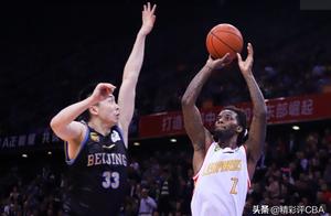 CBA再现恶意犯规！北京悍将挥肘遭驱逐出场，将面临2场禁赛处罚！