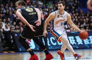 CBA季后赛两战从大神被打成凡人引球迷不满，想回NBA还是再等等吧