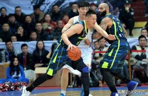 吸烟喝酒却是CBA顶尖球员！一套组合拳在男篮出名，退役当老板
