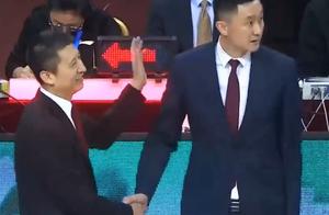 不应该！郭士强赛后笑着和杜锋握手，后者却连看都不看老叔一眼