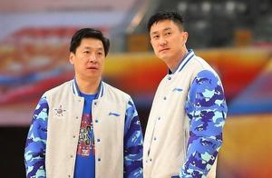 不敢跟师傅争！李春江大闹技术台时，有谁注意到杜锋指导的举动！