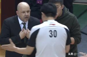 CBA再现奇怪判罚！北京主帅怒斥自家球员，裁判却给了他技犯