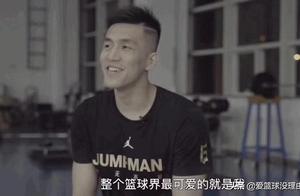 周鹏妻子赛前拿球衣找郭艾伦签名，不得不说郭艾伦这人气可以啊！