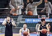 辽闽赛前备战，郭艾伦神情认真大王脸展笑颜，李楠：郭艾伦也应当选MVP，你怎么看？