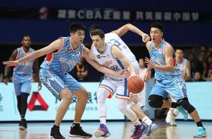 CBA老牌冠军要换活法，抢当红国手外援全换，欲颠覆粤辽争霸格局