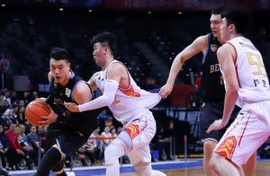 首钢轰进21记三分球客胜深圳！苏群：雅尼斯这一变阵收奇效