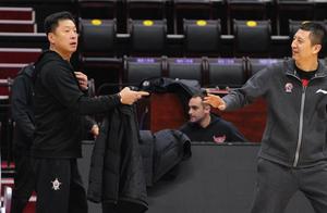 56岁李春江与44岁郭士强同框！李春江更显年轻，调侃郭士强不讲究