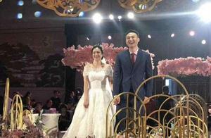从无球可打到冠军后卫！获得巩晓彬提携，娇妻同样是运动员