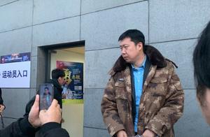 感人！男篮名宿王治郅骑车上下班，1件军大衣穿多年仍舍不得换