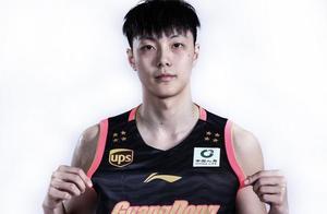 为表决心发布集体照，胡明轩却因抢镜易建联，而引起热议！
