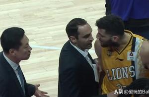 真不能惯着，广厦大外情绪失控，李指导怒摔战术板，直接坐冷板凳