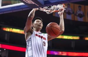 时隔14年苏粤再争霸！阿联休息半月复出主宰比赛 姚明观战乐开花