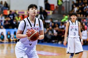 女篮奥尼尔不到20岁就荣获总决赛MVP，她让人想起当年的易建联