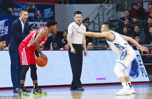 媒体：青岛男篮连败领导层需反思 齐鲁德比应全力争胜回馈球迷