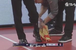CBA裁判比赛中崴脚后拒绝下场，喷云南白药后继续全场奔跑吹罚