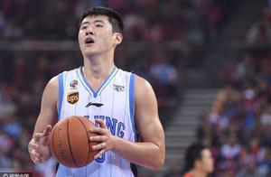 北京首钢男篮内线无人可用，只能重新启用张松涛