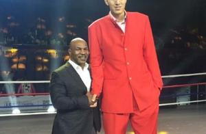 他比姚明还高10cm，与成龙搭演过电影，与娇妻并称为世界最高夫妻
