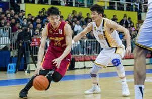 福特森半场就送出6次失误，李春江被气得在场边跺脚怒吼训斥