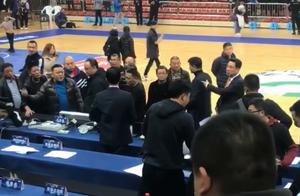 不和谐一幕，广厦工作人员赛后围住了技术台，球迷冲入场内闹事