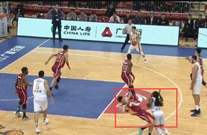又是浙江男篮假摔！朱旭航上演王仔路经典一幕，这次裁判看穿了