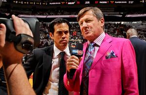 为何很多NBA主教练穿五颜六色西装？只为纪念一位彩虹彼端的记者