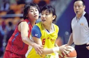 她拥有五枚总冠军戒指，曾在女篮打过替补，现36岁素颜照堪称女神