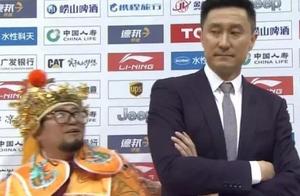 奇葩！广厦“财神”球迷赛后进场拉拽阿联 找杜锋自拍被安保轰走