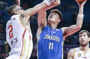 吴冠希镇守篮下怒抢18篮板，江苏大逆转战胜同曦，季后赛希望大增