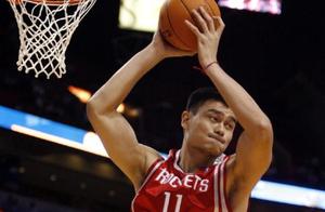 姚明打NBA就因为长的高？！当年砍41分打到对方2个中锋下场