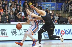 CBA再现争议判罚，弗雷戴特推倒王骁辉，裁判吹违体后又取消了
