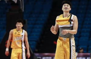三分球17投9中！CBA太子爷彻底爆发，还有人说他靠李春江上位吗？