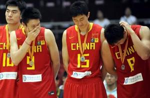 还记得当年的“偷笑门”吗？如今杜峰朱芳雨任教练，他却无球可打