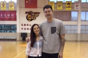 美女记者探访宏远基地，一张普通合照，却把朱芳雨推上风口浪尖！