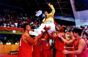 带领球队17连胜冲进CBA，她是CBA历史上第一女帅，曾与巩晓彬恋爱