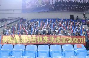 东北虎俱乐部邀请长热集团劳动模范、先进生产者现场观赛