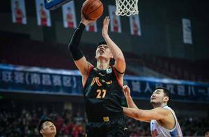 久等了！王治郅再现大师风采，赛后他和白发老人的举动令人动容