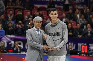 “最具进步球员”助新疆男篮取季后赛首胜