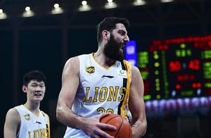 2分11板！博洛西斯低迷被李春江大骂，广厦下赛季要换外援了！
