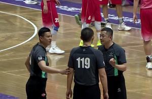 中国篮坛发生罢赛事件  裁判争议吹罚引发教练不满！