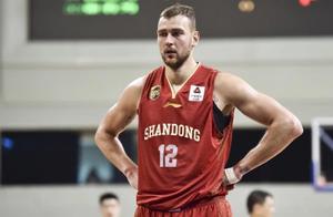 莫泰重回NBA，山东球迷建议重签桑普森，但是关键点其实在这里