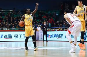 23轮输10场！广厦需更换双外援，只靠李春江咆哮也没用