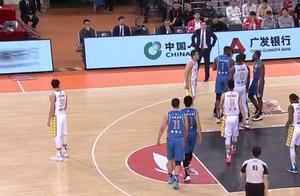 CBA赛场冲突不断  72分先生不满小动作怒喷对手！