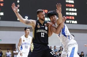 山东男篮客战青岛检验外线防守能力，两队篮板王之争谁能胜出