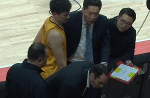 2人罚下、2人受伤、外援与教练激烈争吵、这场CBA比赛打的太惨烈