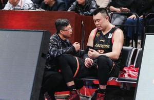 韩德君缺阵，辽宁半场被吉林打45：68！郭少充当内线支柱单臂暴扣