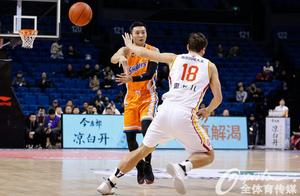 凉白开CBA超沸点时刻：侯逸凡天神下凡绝杀同曦