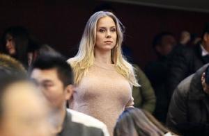 山东队外援莫泰，休息时间与妻儿很欢乐，妻子26岁很漂亮