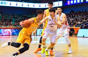 CBA季后赛激战正酣，新疆男篮两连胜，孙铭微禁赛广厦已无力争锋